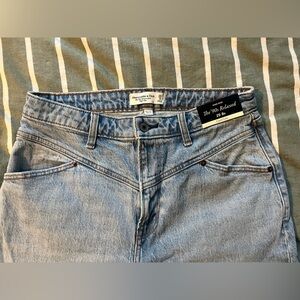 Abercrombie & Fitch “The 90s Relaxed” Curve Love Jeans